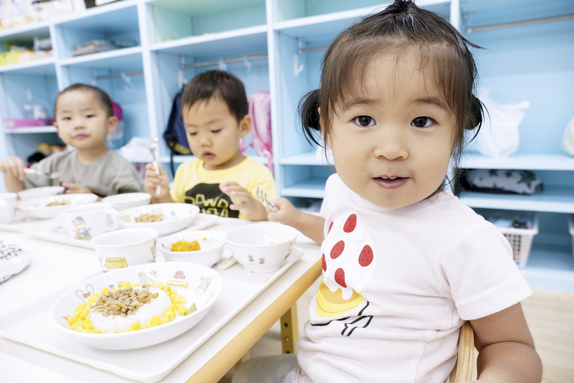 給食を食べる子供